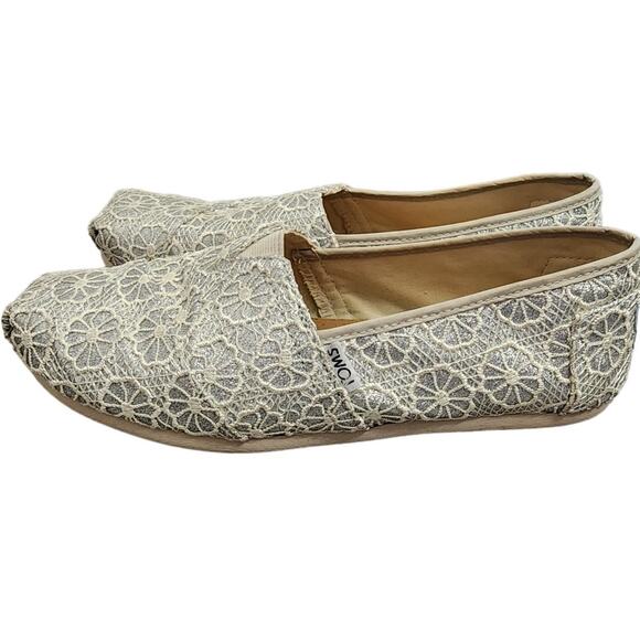 TOMS Crochet Metallic Silver Floral Slip-On Loafers, Size 8.5 - Picture 3 of 6